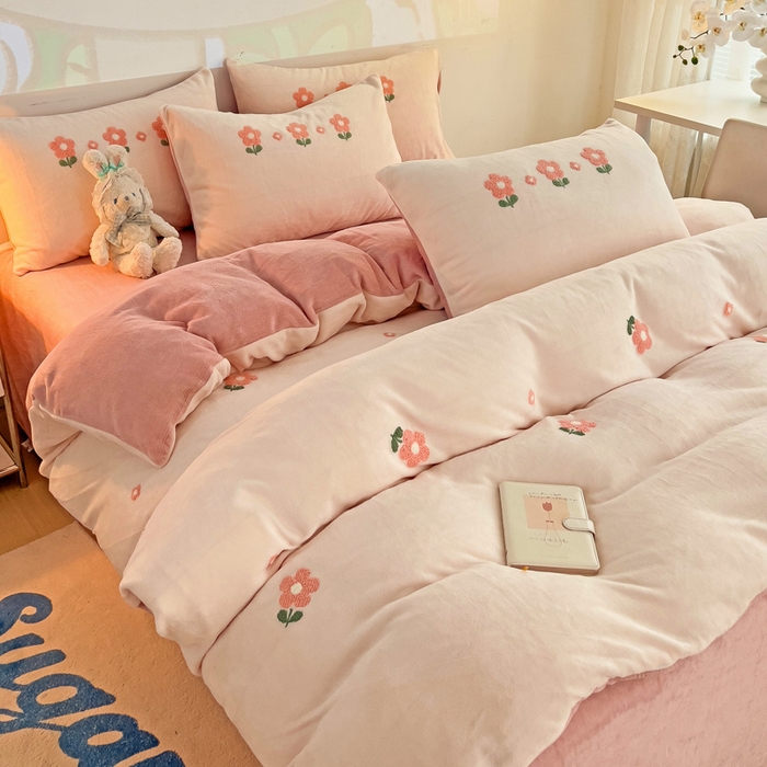 91家纺网 家纺一手货源 找家纺 寐居家纺 2025新款纯色毛巾绣牛奶绒四件套 朵朵花开-粉白