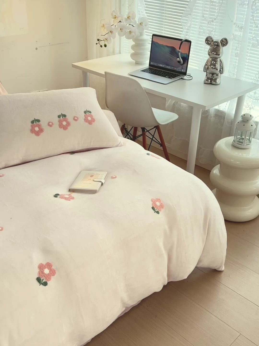 91家纺网 家纺一手货源 找家纺 寐居家纺 2025新款纯色毛巾绣牛奶绒四件套 朵朵花开-粉白