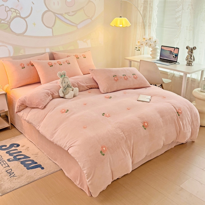 91家纺网 家纺一手货源 找家纺 寐居家纺 2025新款纯色毛巾绣牛奶绒四件套 朵朵花开-粉玉