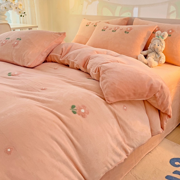 91家纺网 家纺一手货源 找家纺 寐居家纺 2025新款纯色毛巾绣牛奶绒四件套 朵朵花开-粉玉