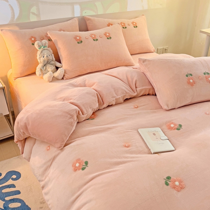 91家纺网 家纺一手货源 找家纺 寐居家纺 2025新款纯色毛巾绣牛奶绒四件套 朵朵花开-粉玉