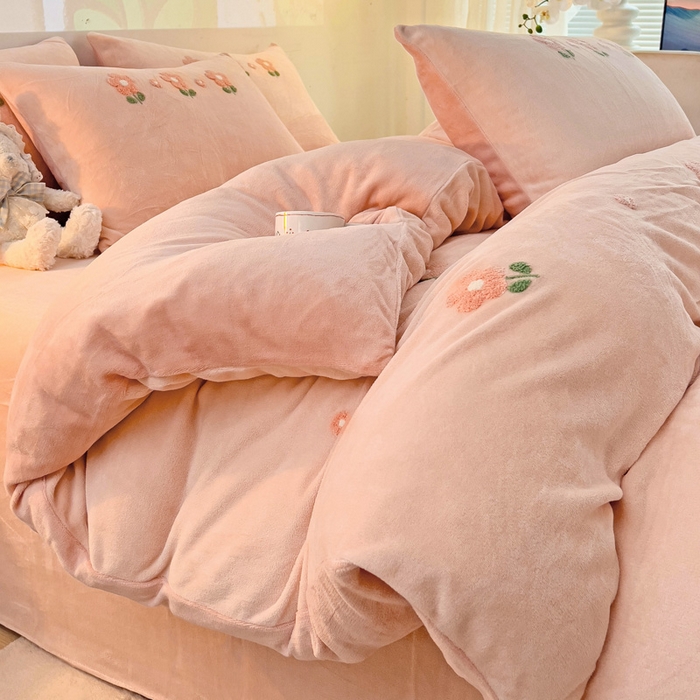 91家纺网 家纺一手货源 找家纺 寐居家纺 2025新款纯色毛巾绣牛奶绒四件套 朵朵花开-粉玉