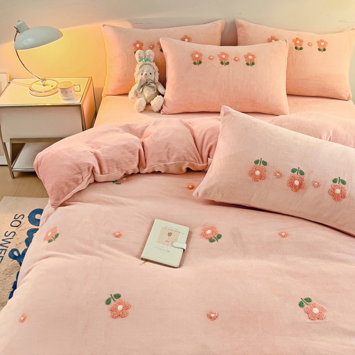 91家纺网 家纺一手货源 找家纺 寐居家纺 2025新款纯色毛巾绣牛奶绒四件套 朵朵花开-粉玉