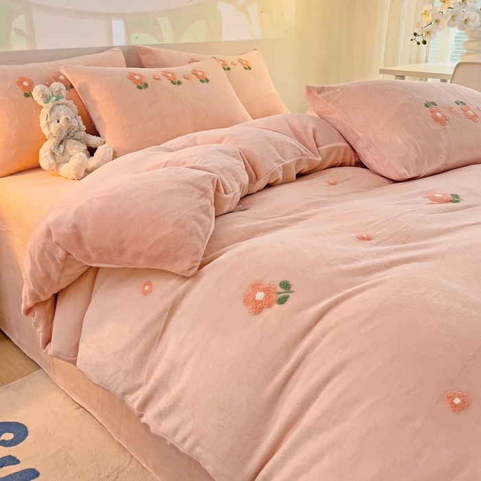 91家纺网 家纺一手货源 找家纺 寐居家纺 2025新款纯色毛巾绣牛奶绒四件套 朵朵花开-粉玉