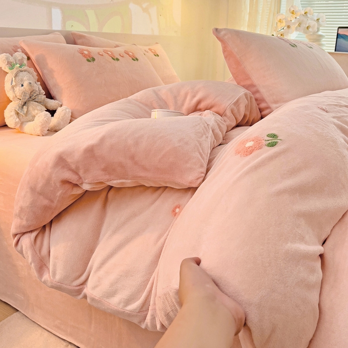 91家纺网 家纺一手货源 找家纺 寐居家纺 2025新款纯色毛巾绣牛奶绒四件套 朵朵花开-粉玉