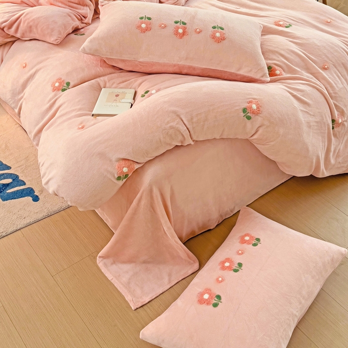 91家纺网 家纺一手货源 找家纺 寐居家纺 2025新款纯色毛巾绣牛奶绒四件套 朵朵花开-粉玉