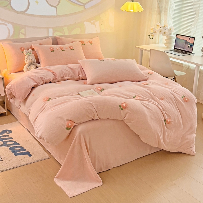 91家纺网 家纺一手货源 找家纺 寐居家纺 2025新款纯色毛巾绣牛奶绒四件套 朵朵花开-粉玉