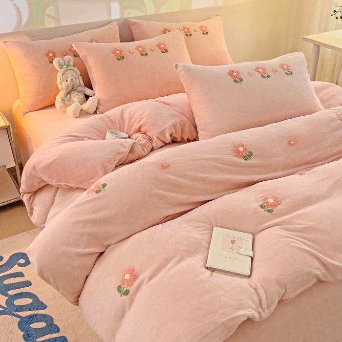 91家纺网 家纺一手货源 找家纺 寐居家纺 2025新款纯色毛巾绣牛奶绒四件套 朵朵花开-粉玉