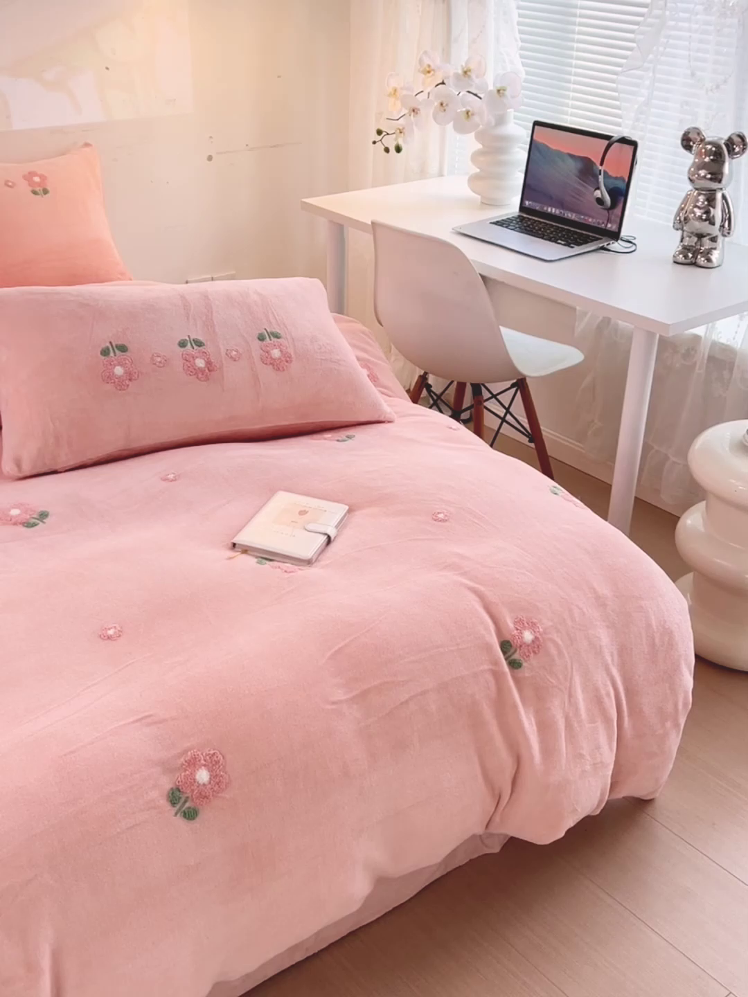 91家纺网 家纺一手货源 找家纺 寐居家纺 2025新款纯色毛巾绣牛奶绒四件套 朵朵花开-粉玉