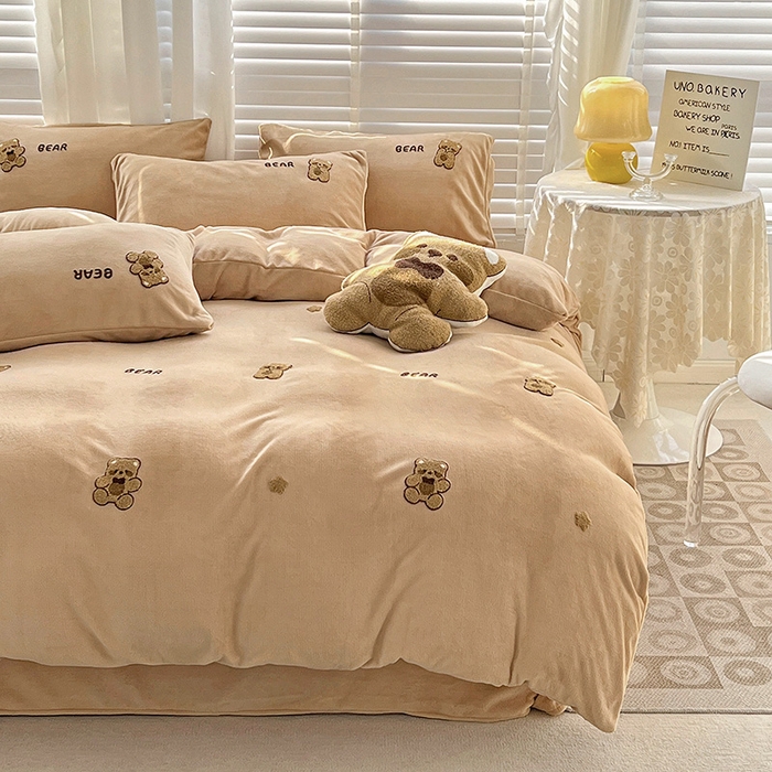 91家纺网 家纺一手货源 找家纺 寐居家纺 2025新款纯色毛巾绣牛奶绒四件套 萌萌熊-咖