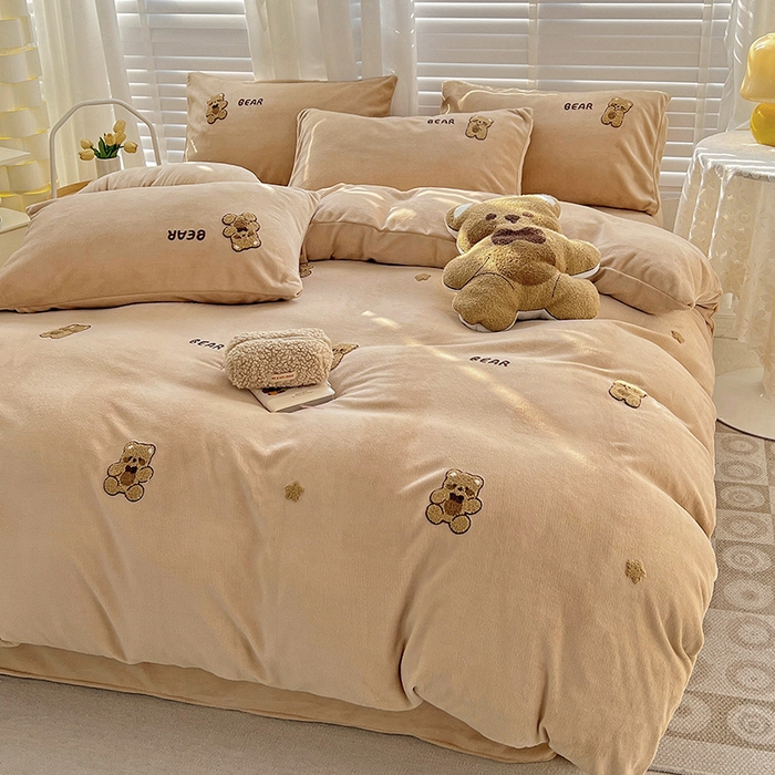 91家纺网 家纺一手货源 找家纺 寐居家纺 2025新款纯色毛巾绣牛奶绒四件套 萌萌熊-咖