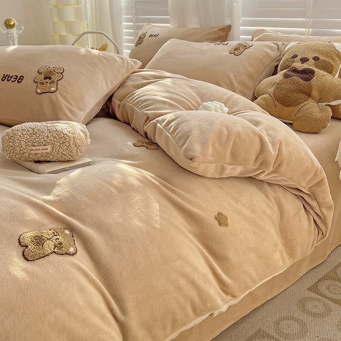 91家纺网 家纺一手货源 找家纺 寐居家纺 2025新款纯色毛巾绣牛奶绒四件套 萌萌熊-咖