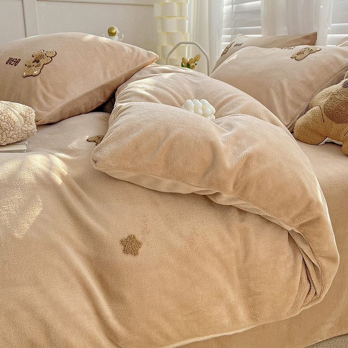 91家纺网 家纺一手货源 找家纺 寐居家纺 2025新款纯色毛巾绣牛奶绒四件套 萌萌熊-咖