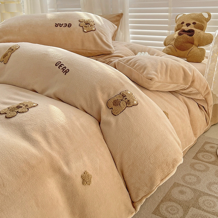 91家纺网 家纺一手货源 找家纺 寐居家纺 2025新款纯色毛巾绣牛奶绒四件套 萌萌熊-咖