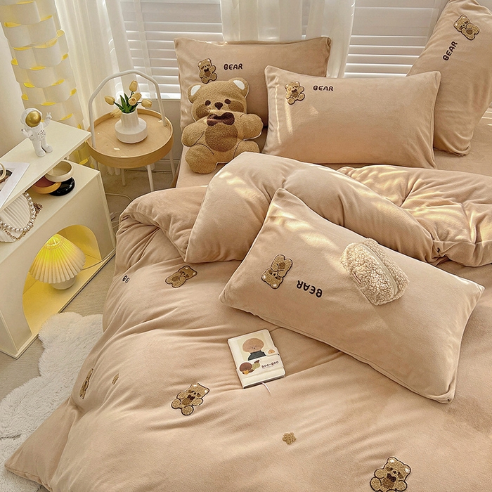 91家纺网 家纺一手货源 找家纺 寐居家纺 2025新款纯色毛巾绣牛奶绒四件套 萌萌熊-咖