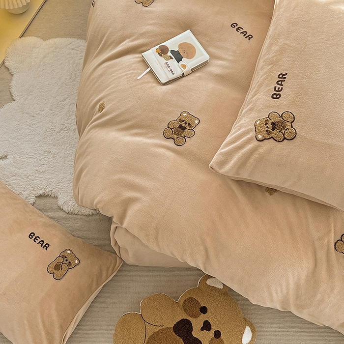 91家纺网 家纺一手货源 找家纺 寐居家纺 2025新款纯色毛巾绣牛奶绒四件套 萌萌熊-咖