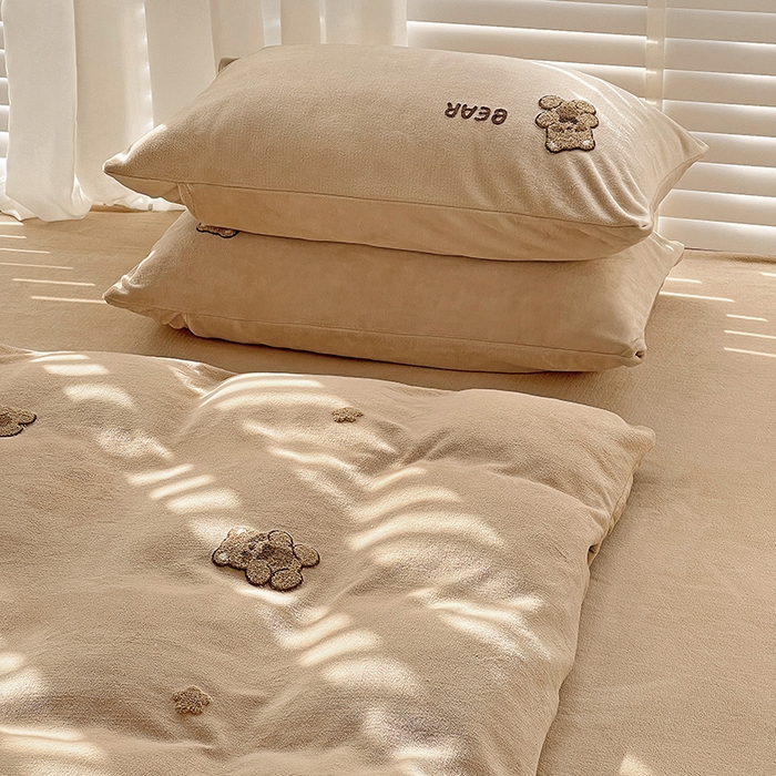 91家纺网 家纺一手货源 找家纺 寐居家纺 2025新款纯色毛巾绣牛奶绒四件套 萌萌熊-咖