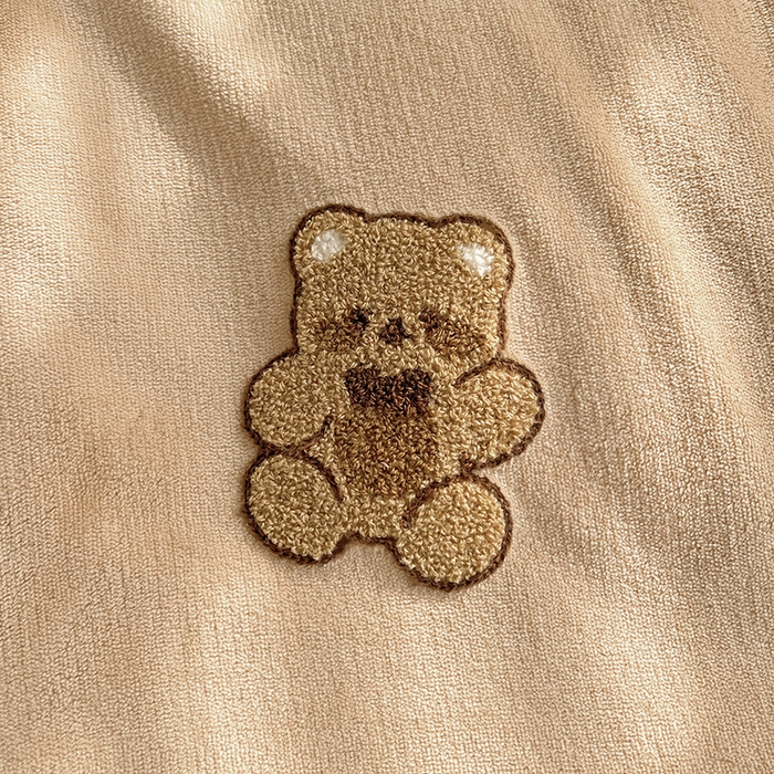 91家纺网 家纺一手货源 找家纺 寐居家纺 2025新款纯色毛巾绣牛奶绒四件套 萌萌熊-咖