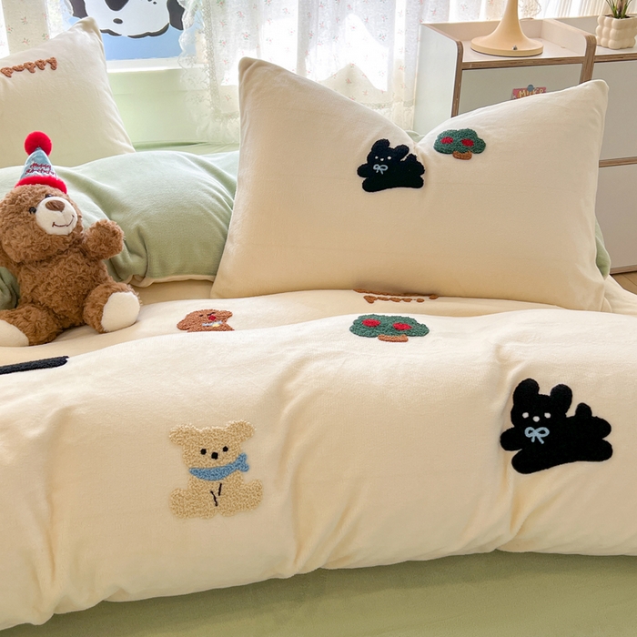 91家纺网 家纺一手货源 找家纺 寐居家纺 2025新款纯色毛巾绣牛奶绒四件套 萌物栖梦