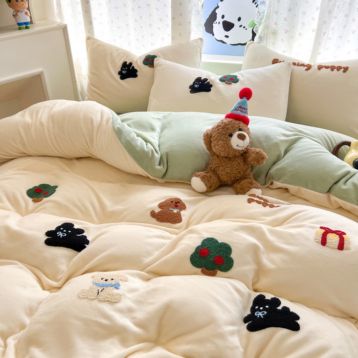 91家纺网 家纺一手货源 找家纺 寐居家纺 2025新款纯色毛巾绣牛奶绒四件套 萌物栖梦