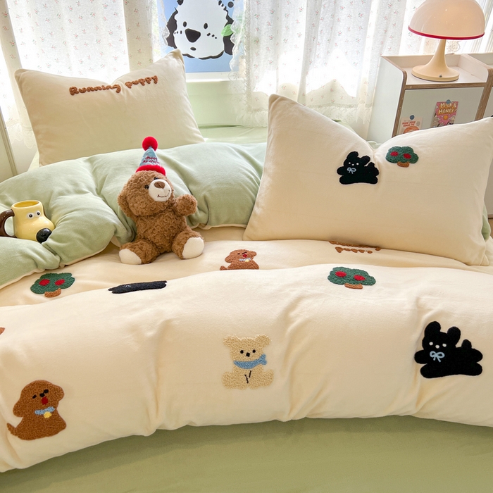 91家纺网 家纺一手货源 找家纺 寐居家纺 2025新款纯色毛巾绣牛奶绒四件套 萌物栖梦