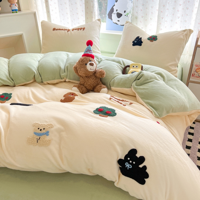 91家纺网 家纺一手货源 找家纺 寐居家纺 2025新款纯色毛巾绣牛奶绒四件套 萌物栖梦