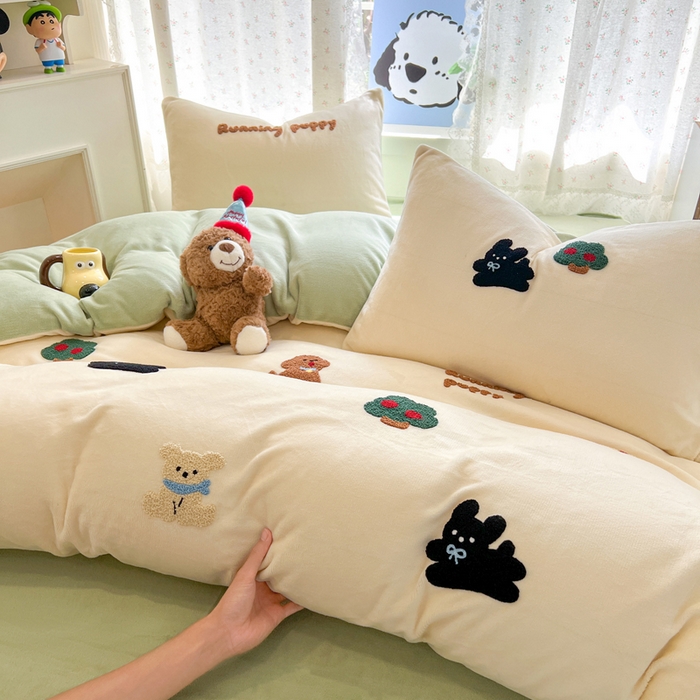 91家纺网 家纺一手货源 找家纺 寐居家纺 2025新款纯色毛巾绣牛奶绒四件套 萌物栖梦