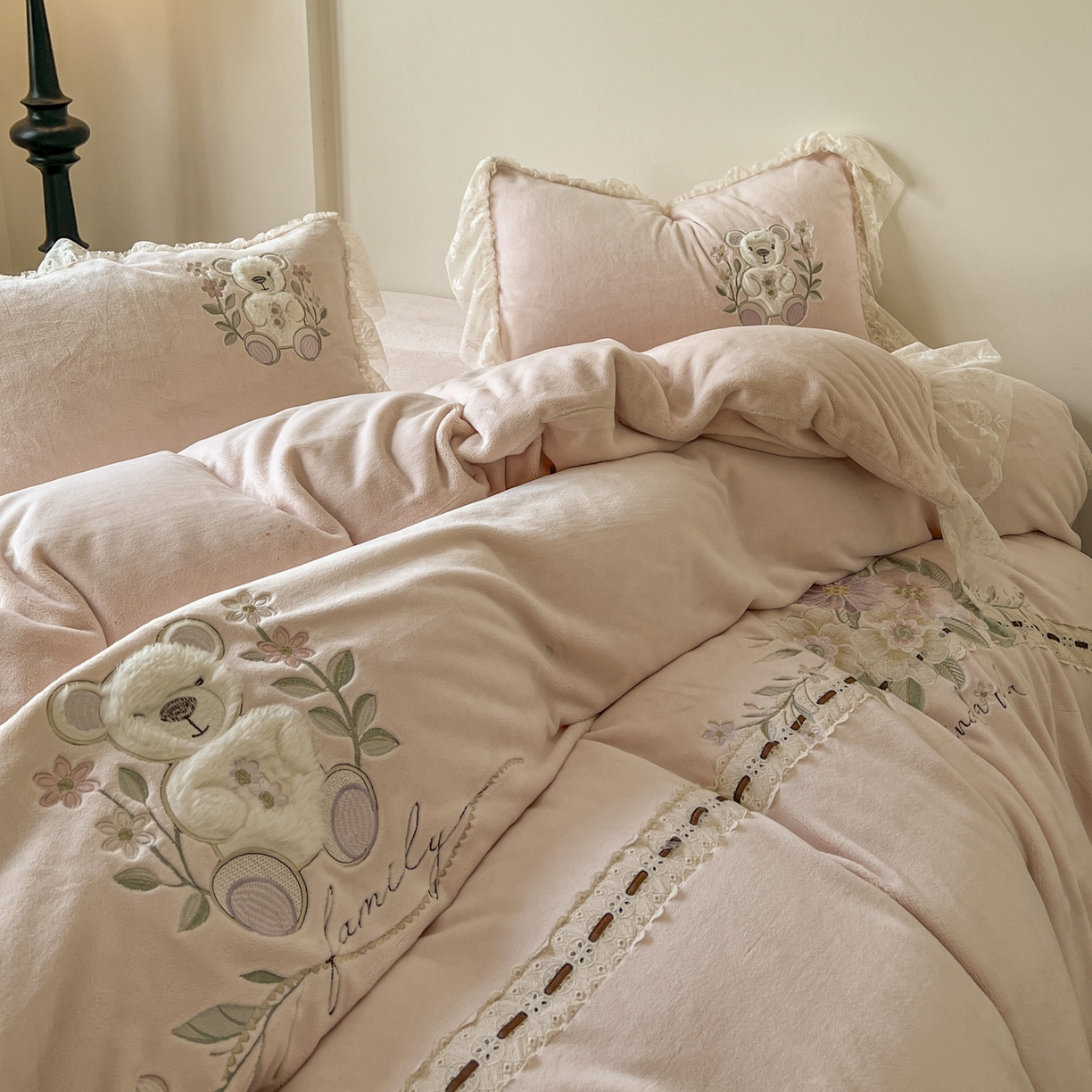 91家纺网 家纺一手货源 找家纺 新印象 2025新款全消光牛奶绒绣花活性印染四件套花梦小熊 花梦小熊-少女粉