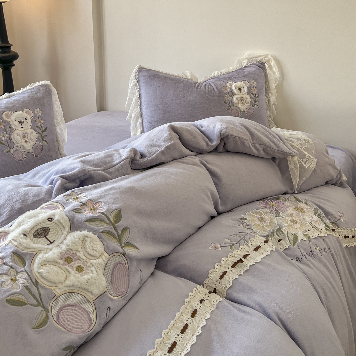 91家纺网 家纺一手货源 找家纺 新印象 2025新款全消光牛奶绒绣花活性印染四件套花梦小熊 花梦小熊-香芋紫