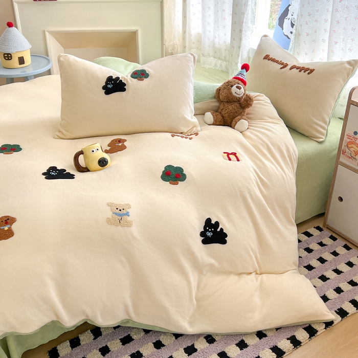 91家纺网 家纺一手货源 找家纺 寐居家纺 2025新款纯色毛巾绣牛奶绒四件套 萌物栖梦