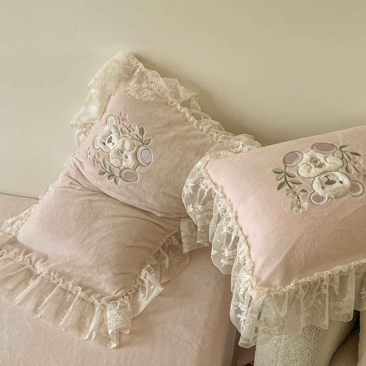 91家纺网 家纺一手货源 找家纺 新印象 2025新款全消光牛奶绒绣花活性印染四件套花梦小熊 花梦小熊-少女粉