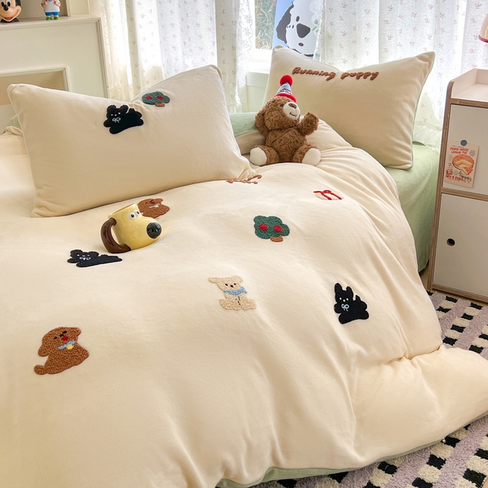 91家纺网 家纺一手货源 找家纺 寐居家纺 2025新款纯色毛巾绣牛奶绒四件套 萌物栖梦