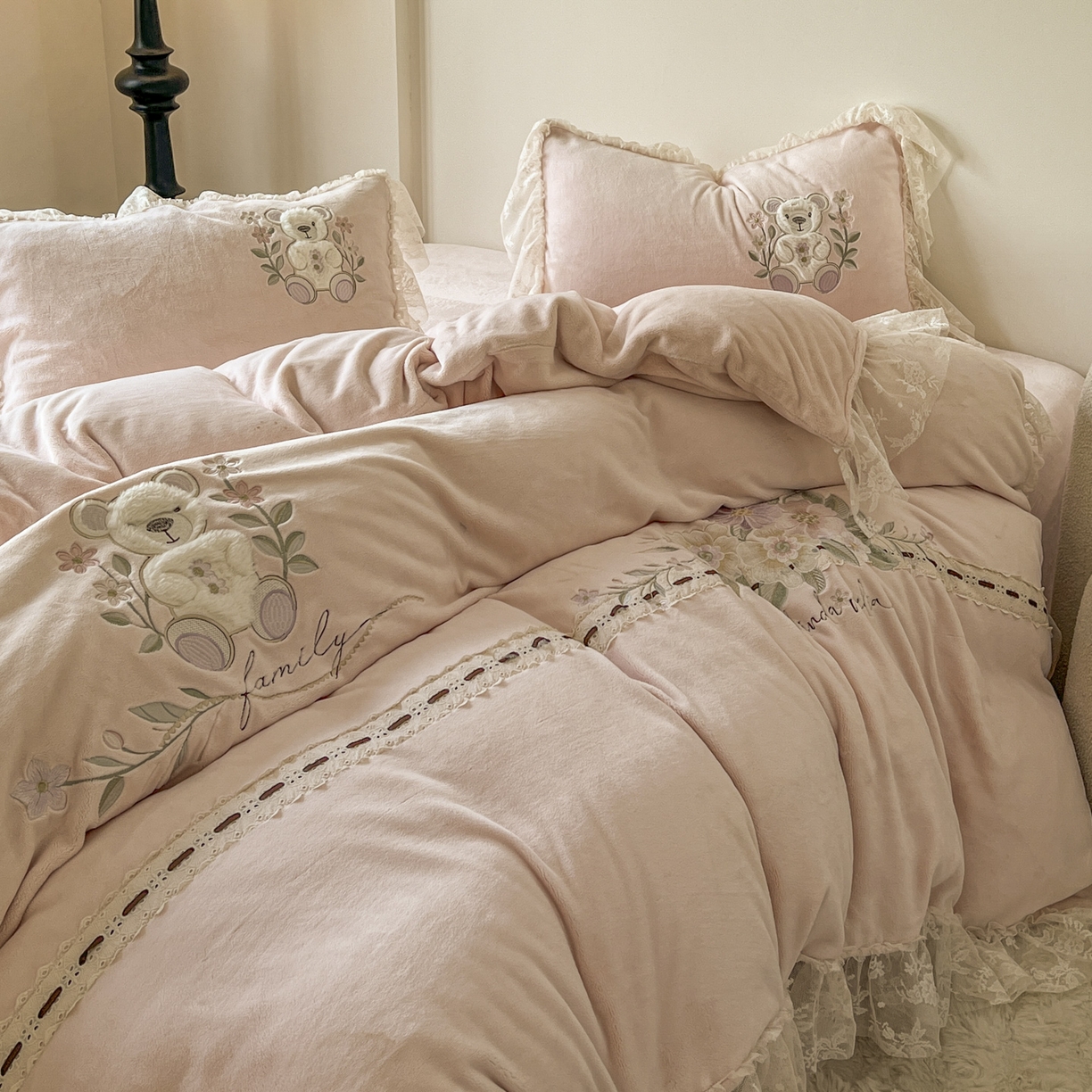 91家纺网 家纺一手货源 找家纺 新印象 2025新款全消光牛奶绒绣花活性印染四件套花梦小熊 花梦小熊-少女粉