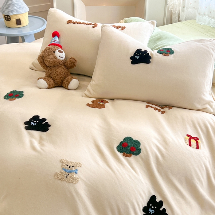 91家纺网 家纺一手货源 找家纺 寐居家纺 2025新款纯色毛巾绣牛奶绒四件套 萌物栖梦