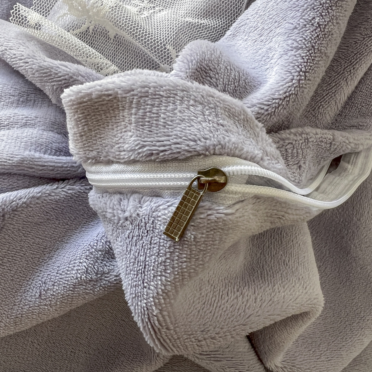 91家纺网 家纺一手货源 找家纺 新印象 2025新款全消光牛奶绒绣花活性印染四件套花梦小熊 花梦小熊-香芋紫