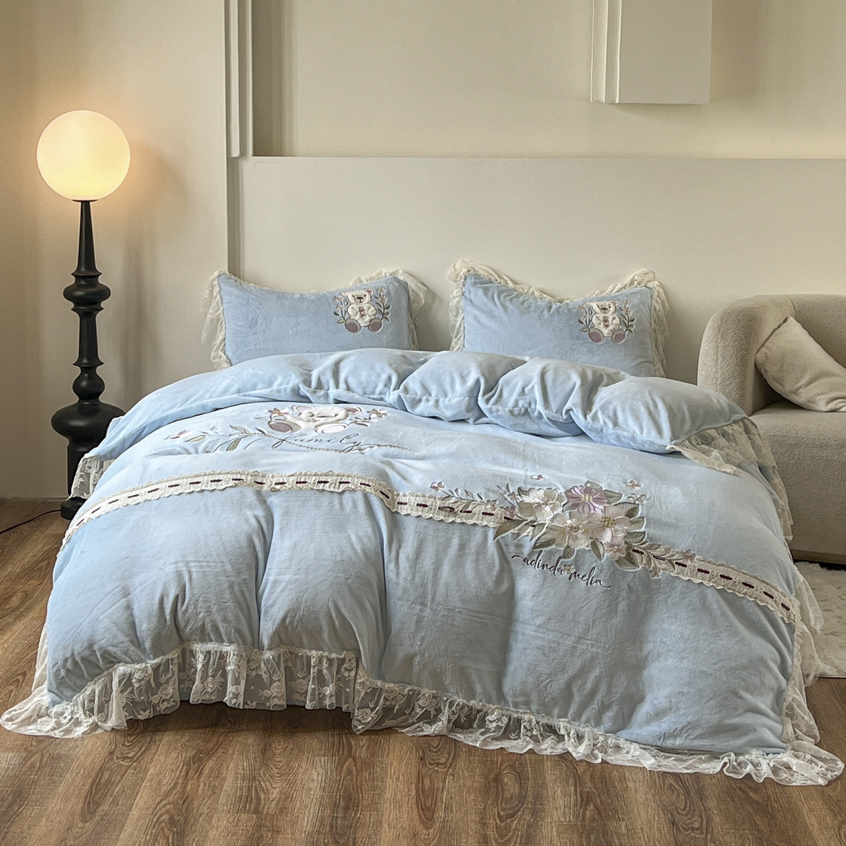 91家纺网 家纺一手货源 找家纺 新印象 2025新款全消光牛奶绒绣花活性印染四件套花梦小熊 花梦小熊-清新蓝