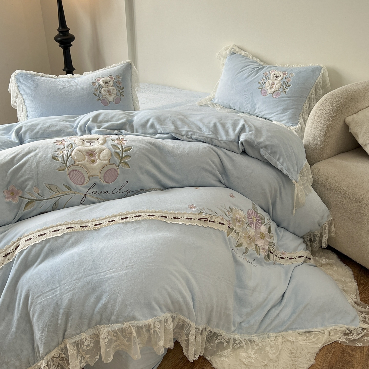 91家纺网 家纺一手货源 找家纺 新印象 2025新款全消光牛奶绒绣花活性印染四件套花梦小熊 花梦小熊-清新蓝