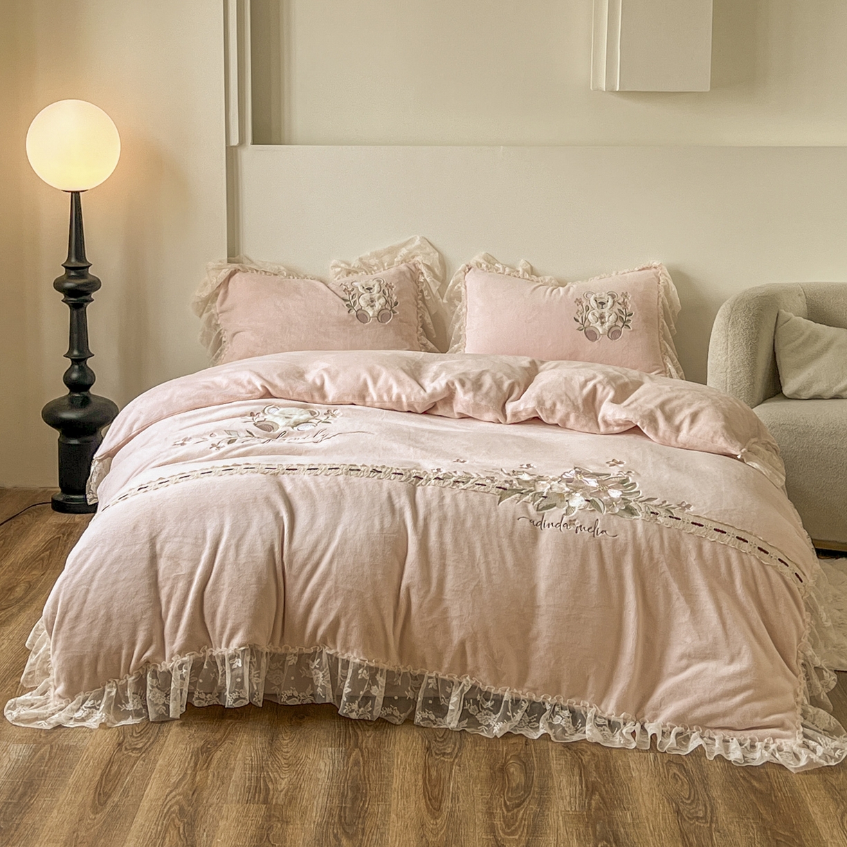 91家纺网 家纺一手货源 找家纺 新印象 2025新款全消光牛奶绒绣花活性印染四件套花梦小熊 花梦小熊-少女粉