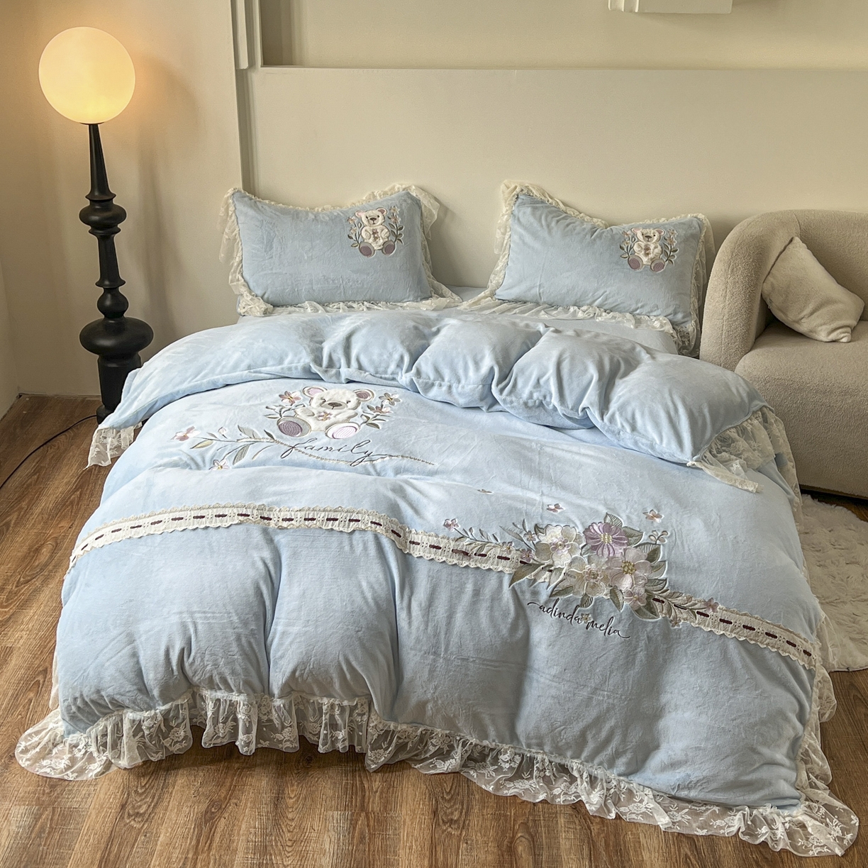 91家纺网 家纺一手货源 找家纺 新印象 2025新款全消光牛奶绒绣花活性印染四件套花梦小熊 花梦小熊-清新蓝