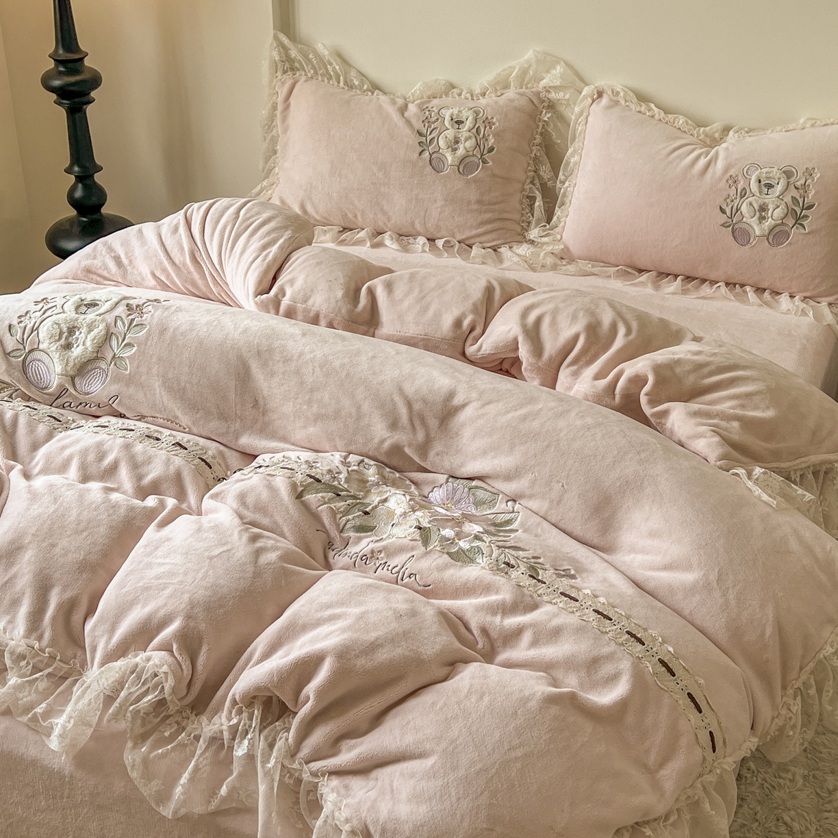 91家纺网 家纺一手货源 找家纺 （总）新印象 2025新款全消光牛奶绒绣花活性印染四件套花梦小熊