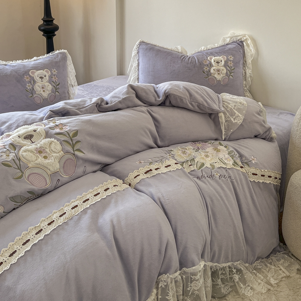 91家纺网 家纺一手货源 找家纺 新印象 2025新款全消光牛奶绒绣花活性印染四件套花梦小熊 花梦小熊-香芋紫