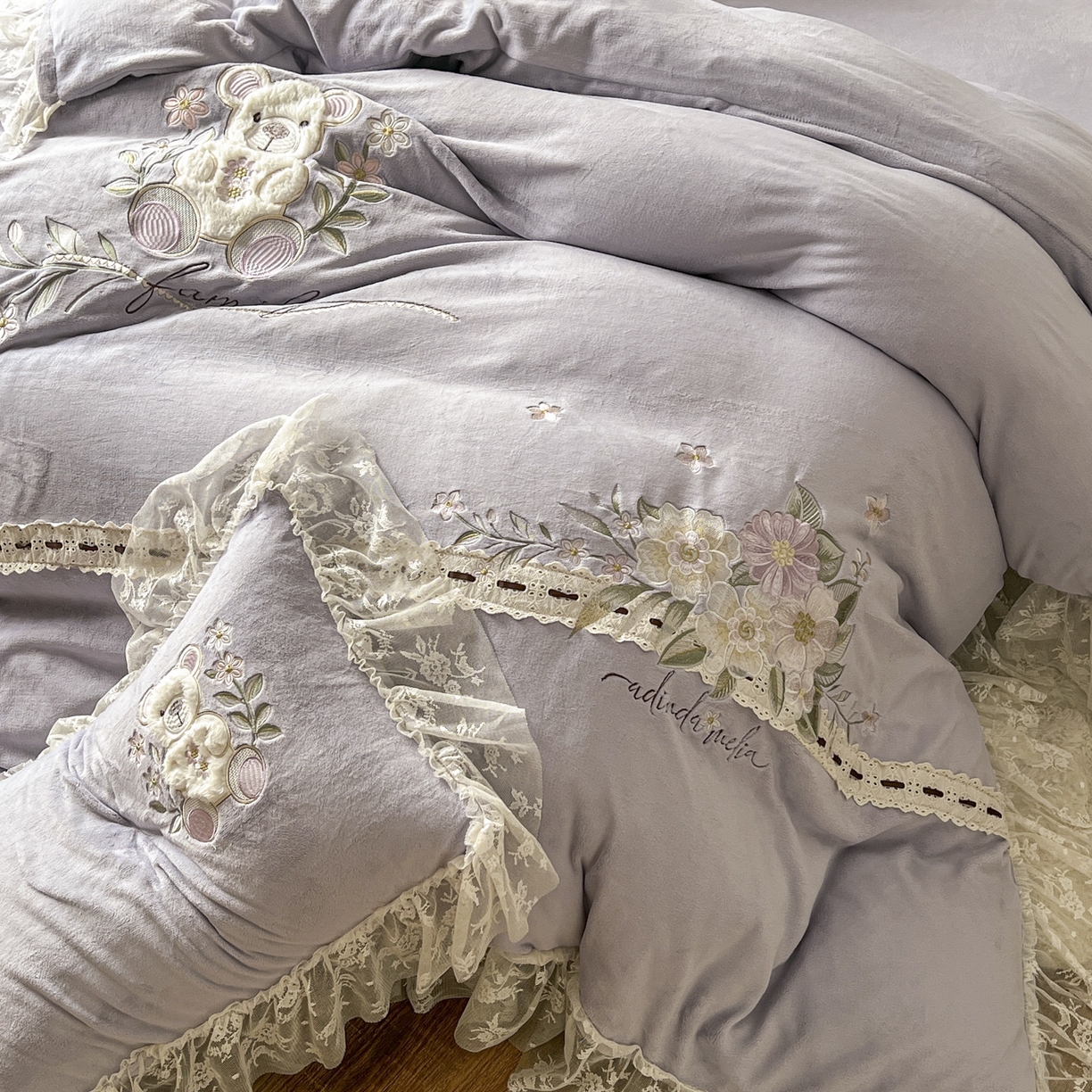 91家纺网 家纺一手货源 找家纺 新印象 2025新款全消光牛奶绒绣花活性印染四件套花梦小熊 花梦小熊-香芋紫