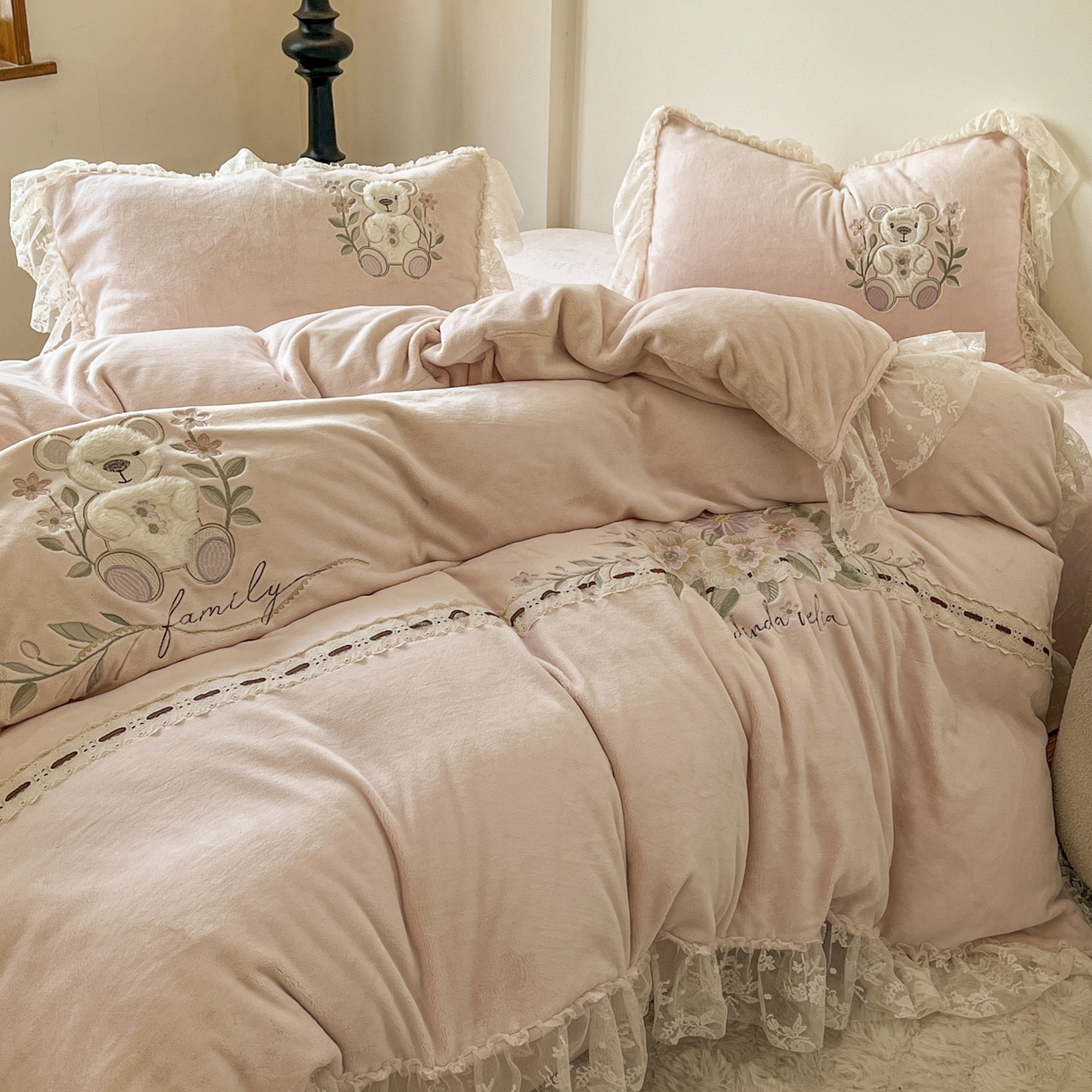 91家纺网 家纺一手货源 找家纺 新印象 2025新款全消光牛奶绒绣花活性印染四件套花梦小熊 花梦小熊-少女粉