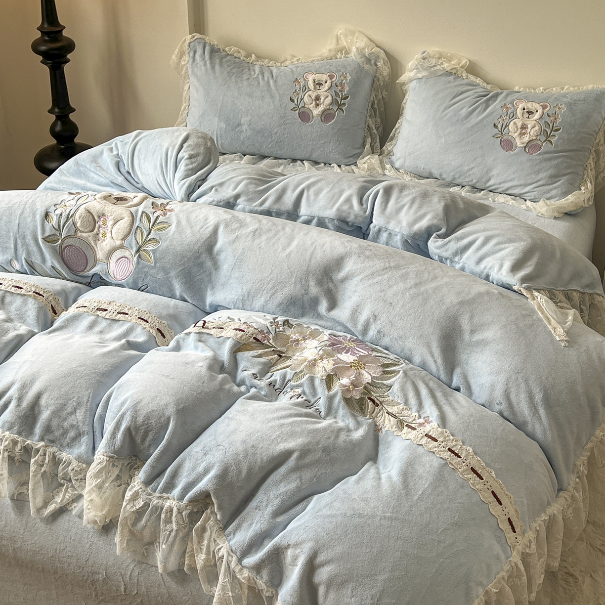 91家纺网 家纺一手货源 找家纺 （总）新印象 2025新款全消光牛奶绒绣花活性印染四件套花梦小熊