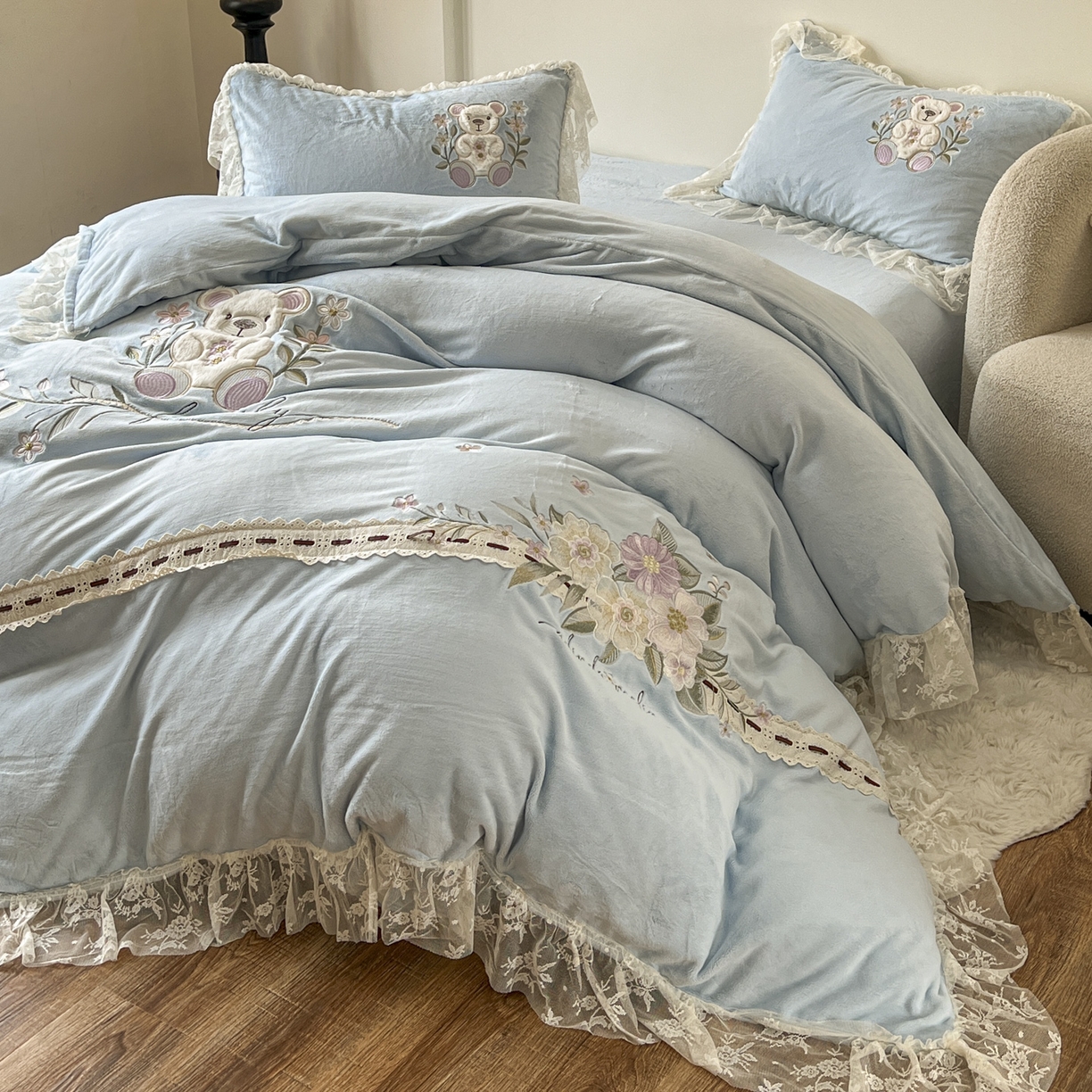 91家纺网 家纺一手货源 找家纺 新印象 2025新款全消光牛奶绒绣花活性印染四件套花梦小熊 花梦小熊-清新蓝