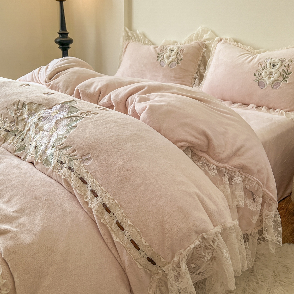 91家纺网 家纺一手货源 找家纺 新印象 2025新款全消光牛奶绒绣花活性印染四件套花梦小熊 花梦小熊-少女粉