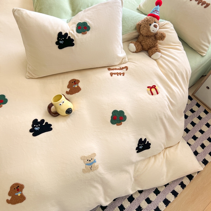 91家纺网 家纺一手货源 找家纺 寐居家纺 2025新款纯色毛巾绣牛奶绒四件套 萌物栖梦