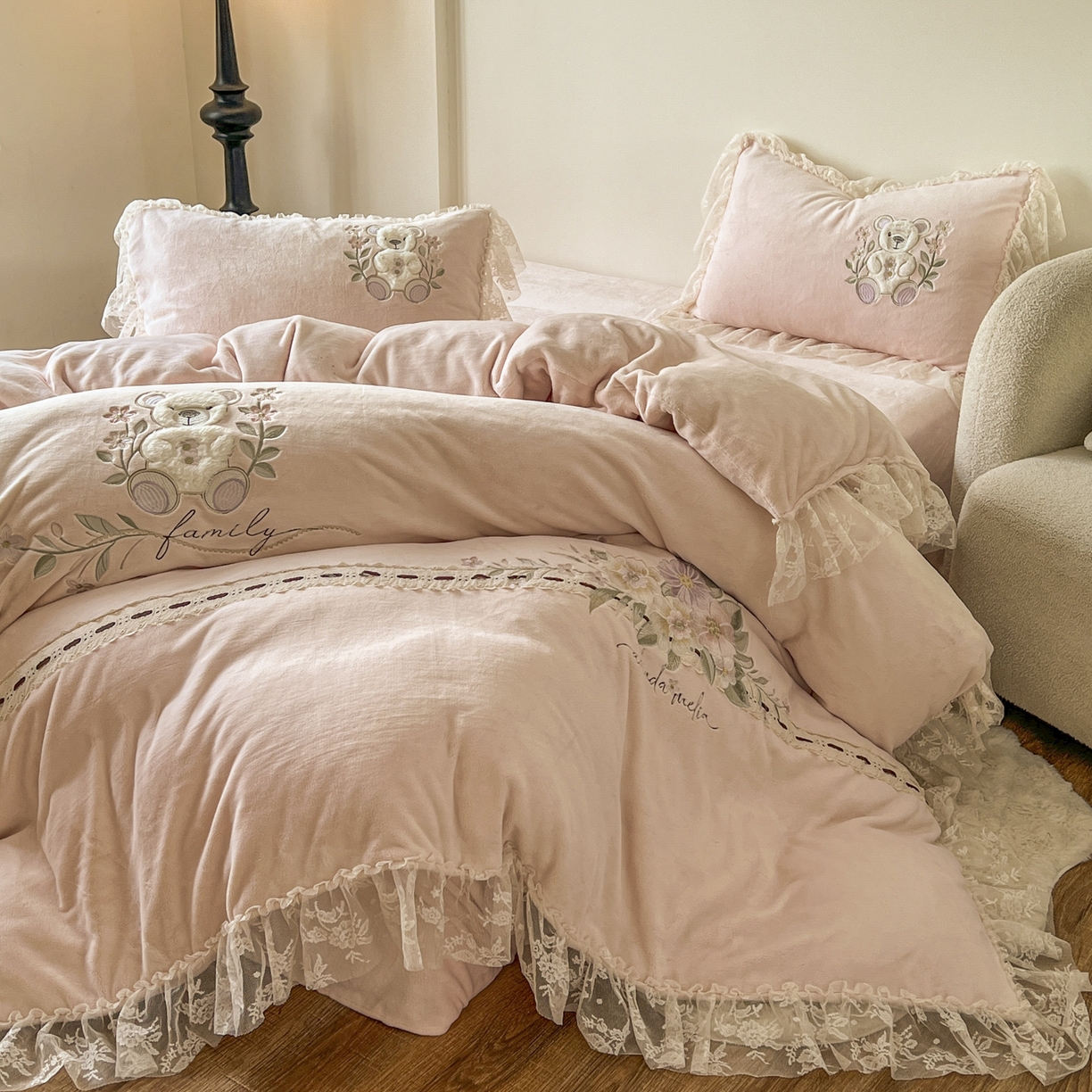 91家纺网 家纺一手货源 找家纺 新印象 2025新款全消光牛奶绒绣花活性印染四件套花梦小熊 花梦小熊-少女粉