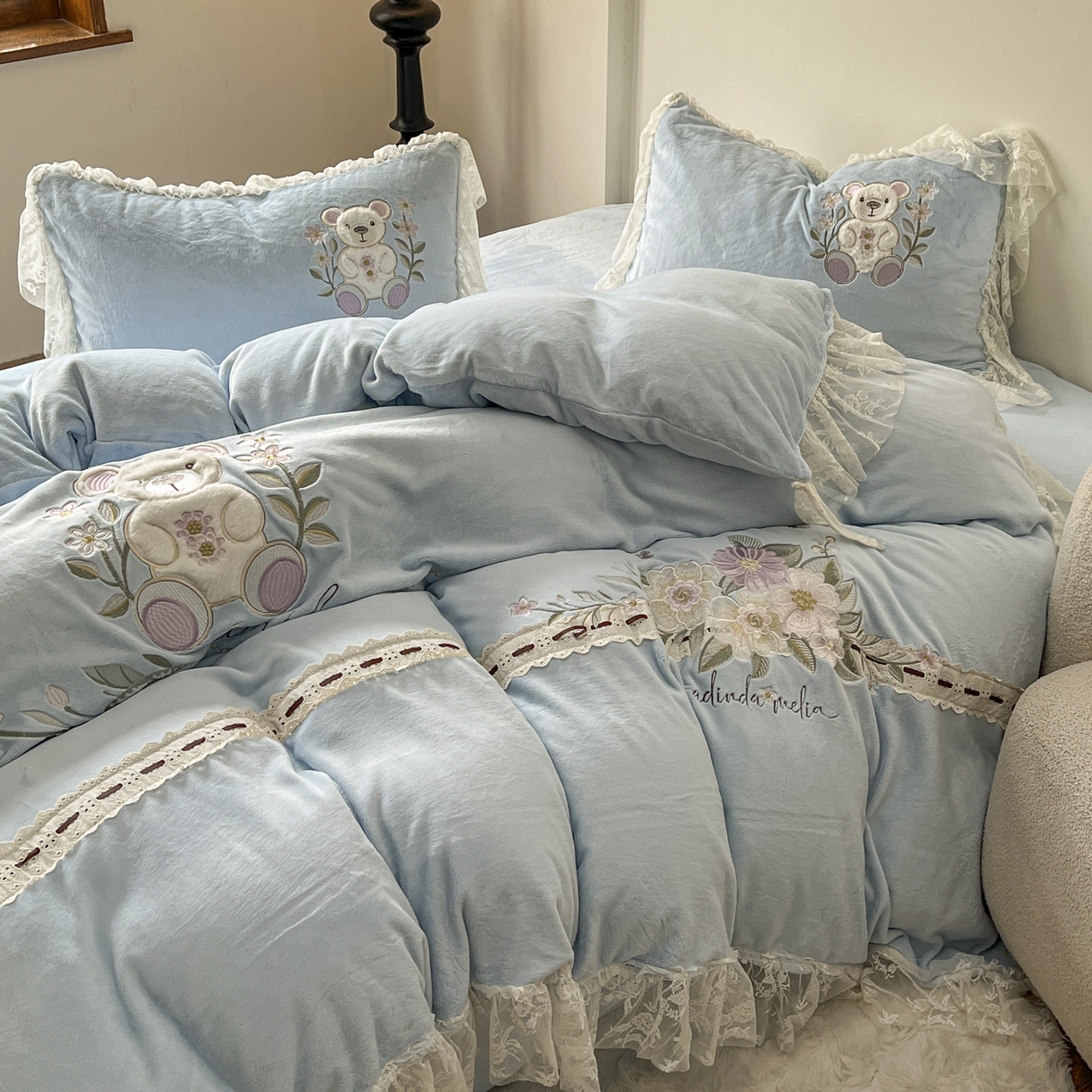 91家纺网 家纺一手货源 找家纺 （总）新印象 2025新款全消光牛奶绒绣花活性印染四件套花梦小熊