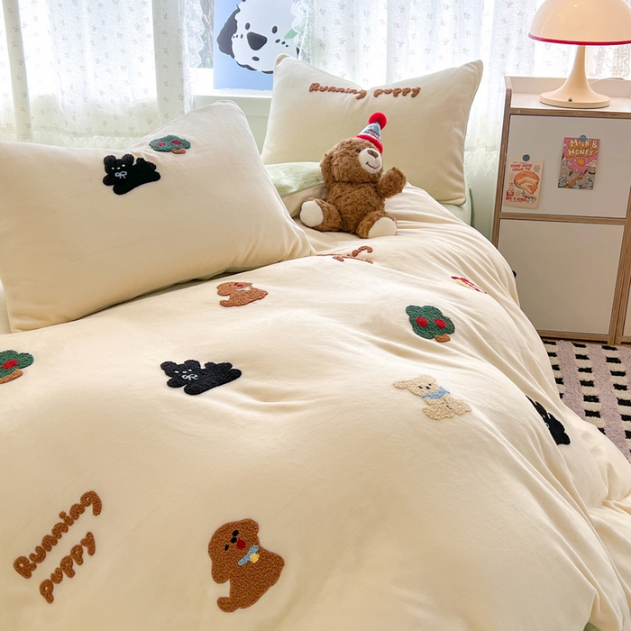 91家纺网 家纺一手货源 找家纺 寐居家纺 2025新款纯色毛巾绣牛奶绒四件套 萌物栖梦